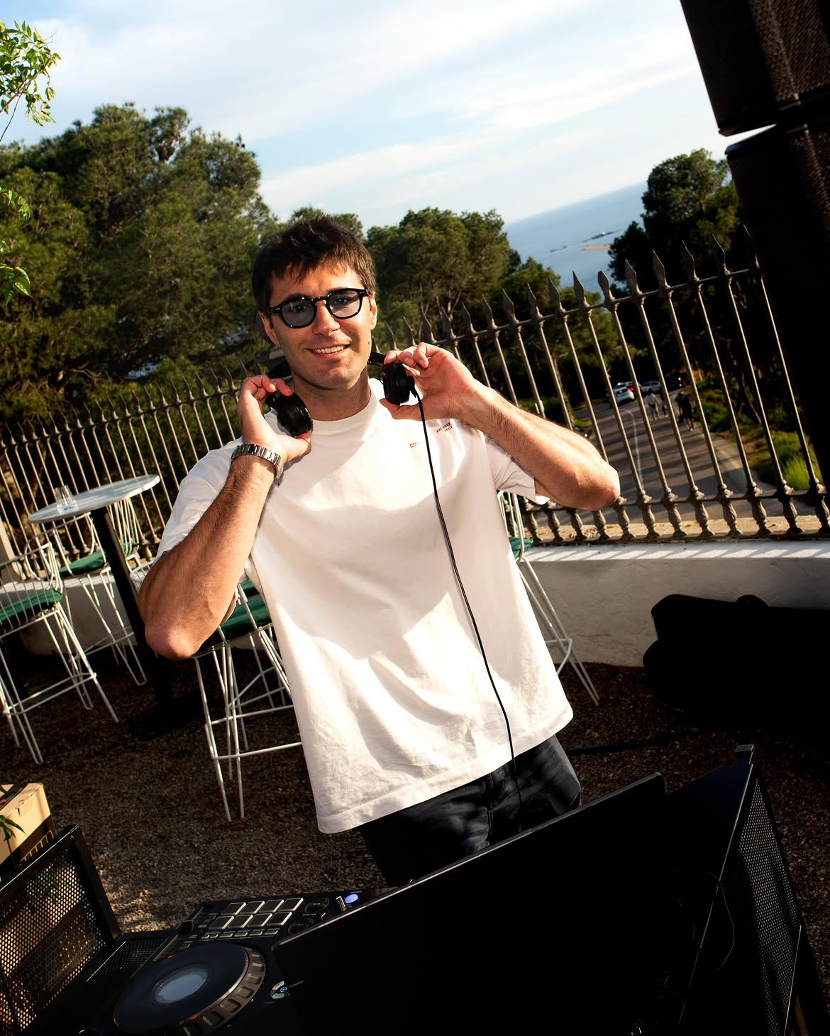 SMERITT preparando la música en una celebración al aire libre